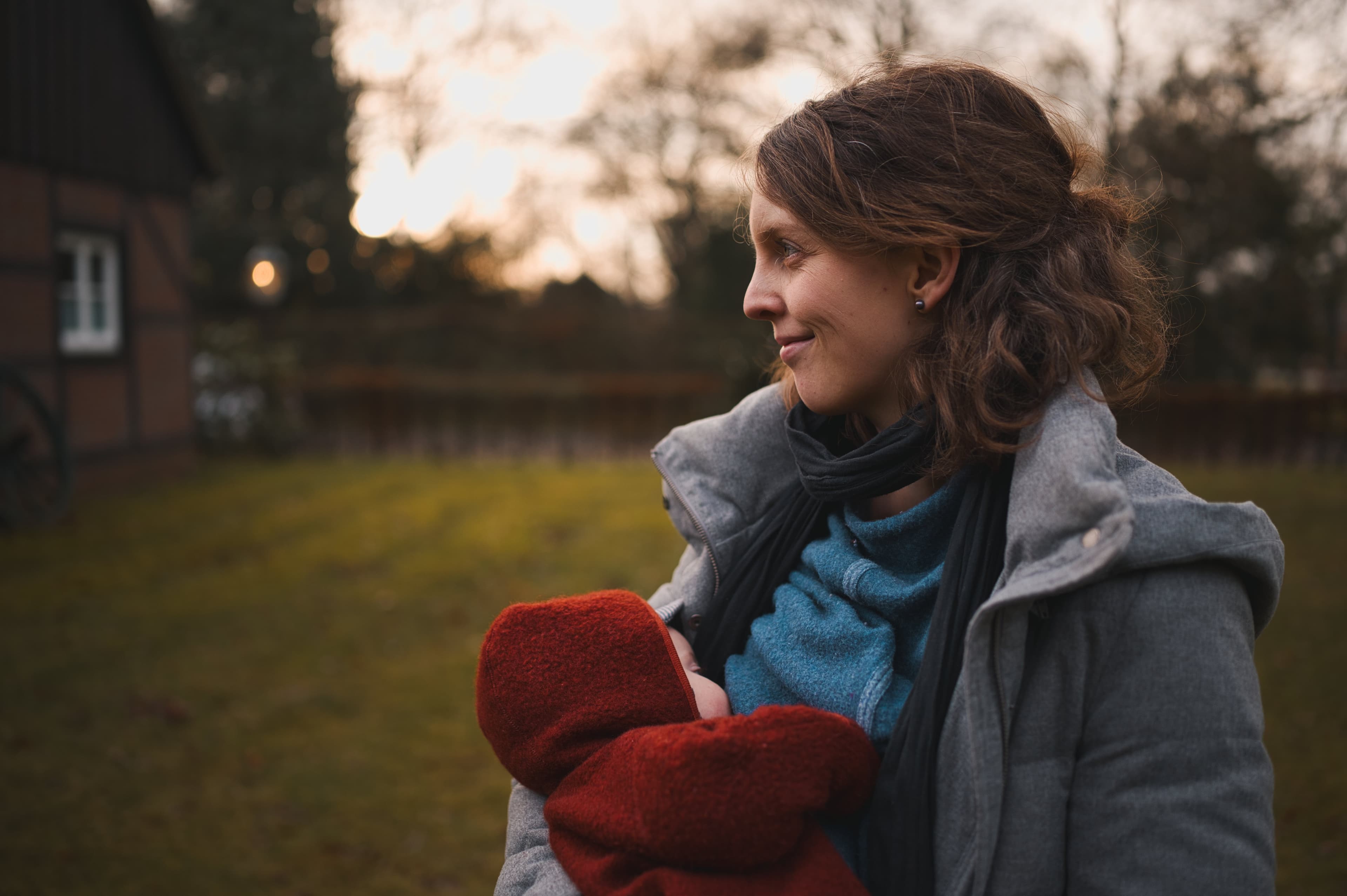 Hanna Staaßen mit Baby bei Sonnenuntergang